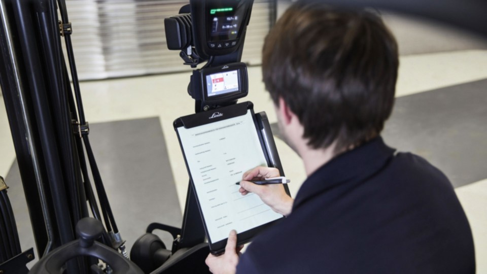 Empleado de servicio haciendo una revisión